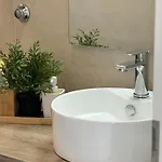 Ana, Apartman Zára