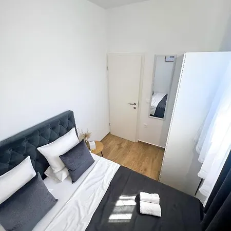 Ana, Apartment