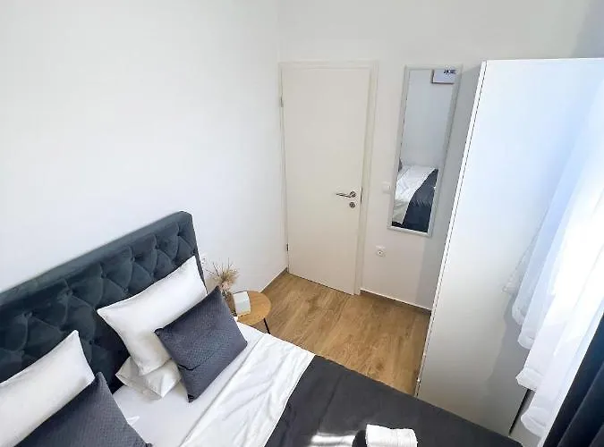 Ana, Apartment